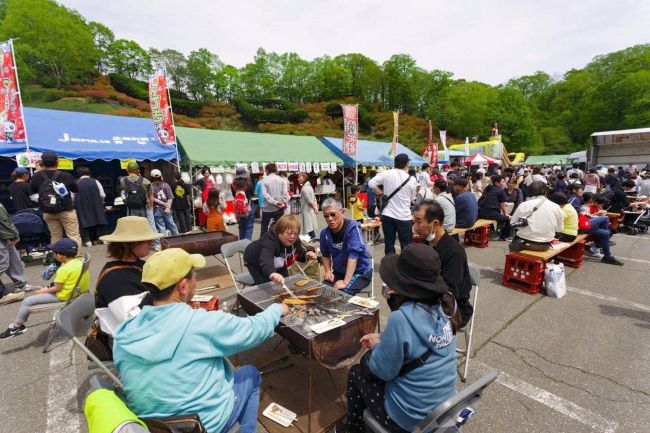 ツツジ背に焼き台囲む　広尾の「まつり」盛況