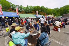 ツツジ背に焼き台囲む　広尾の「まつり」盛況