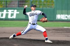 【決勝・白樺学園―帯大谷】気迫の投球を見せる帯大谷先発の小山内琉斗（須貝拓也撮影）