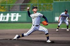 【決勝・白樺学園―帯大谷】白樺学園の先発で力投する冨澤悠斗（須貝拓也撮影）