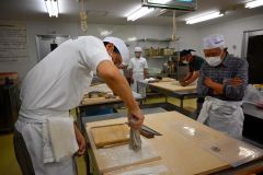 ３００回目となった節目の例会でそば打ちを楽しむ音更蕎麦研究会員ら