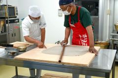 ３００回目となった節目の例会でそば打ちを楽しむ音更蕎麦研究会員ら