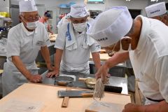 ３００回目となった節目の例会でそば打ちを楽しむ音更蕎麦研究会員ら