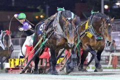 重賞初制覇を飾ったコマサンエース（左）と、手綱を握ったオッズパーク杯初制覇の金田騎手（ばんえい十勝提供）