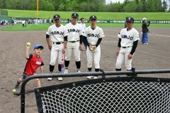 高校球児に見守られながら的めがけてボールを投げる子ども（須貝拓也撮影）