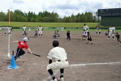 攻守に分かれ試合形式で行われたティーバッティング体験（須貝拓也撮影）
