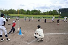 攻守に分かれ試合形式で行われたティーバッティング体験（須貝拓也撮影）