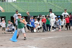 ティーバッティング体験でバットを振る子ども（須貝拓也撮影）