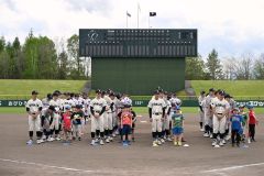 高校球児がガイド役となって行われたキッズフェスタ（須貝拓也撮影）