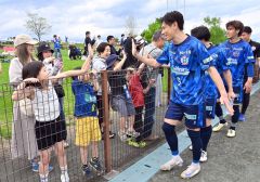 ハイタッチイベントで選手と交流するサポーター