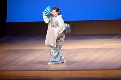 華麗な舞を披露する出演者