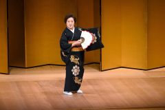 華麗な舞を披露する出演者