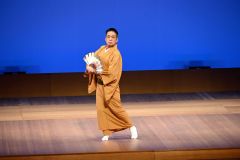 華麗な舞を披露する出演者