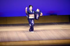 華麗な舞を披露する出演者