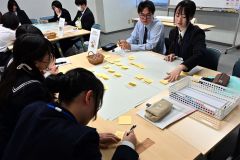 グループディスカッションする高校生（主催者提供）