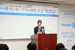 あいさつする伊藤大会委員長