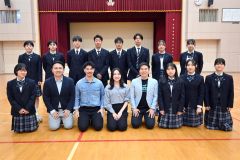 ワールドワンダープログラムに参加した講師陣と１年生