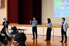 山岸さん（左）の進行で留学経験を語る（右から）中江さん、泉さん、中嶋さん