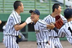 【代表決定戦・白樺学園―帯大谷】白樺学園は９回１死一、三塁のピンチをダブルプレーで切り抜ける。西田澄次投手（中央）が雄たけびをあげながらベンチへと引き上げる（須貝拓也撮影）