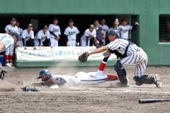 【代表決定戦・白樺学園―帯大谷】帯大谷は７回１死一、三塁、井上翔瑛の内野ゴロで三走の老松大翔が本塁生還を試みるも憤死（須貝拓也撮影）