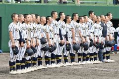 サヨナラ勝ちで代表を決めた白樺学園ナインが整列し校歌を斉唱する