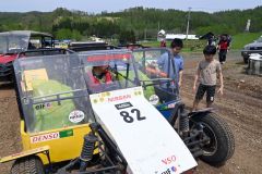 ３人乗りバギーを乗車体験し「めちゃくちゃ揺れたけど楽しかった」と陸別小５年の村田篤彦さん（写真右から２人目）