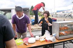 子供たちにあげいもを提供する佐藤さん（右）、左は山本施設長