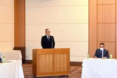 総会であいさつをする古田支部長