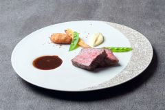 首都圏の高級レストランで提供される芽室スペシャルコースの料理のイメージ