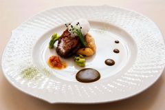 首都圏の高級レストランで提供される芽室スペシャルコースの料理のイメージ