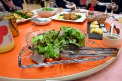 中田シェフが提供した料理。未来めむろ牛と町内の野菜が使われている