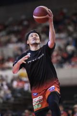 【三遠―琉球】試合前にウオーミングアップする三遠の柏木真介＝静岡・浜松アリーナ（大賀章好撮影）