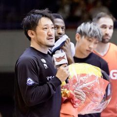 今季で現役を引退する柏木真介は花束を手に、涙を浮かべてファンにあいさつした＝静岡・浜松アリーナ（大賀章好撮影）