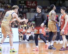 試合後に健闘をたたえあう三遠の柏木真介（中央）＝静岡・浜松アリーナ（大賀章好撮影）