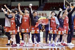 今季ホーム最終戦を終え、ファンと声をかけあう柏木真介（中央）ら三遠の選手たち＝静岡・浜松アリーナ（大賀章好撮影）
