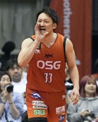 【三遠―琉球】第１クオーター途中から出場し、指示を出す三遠の柏木真介＝静岡・浜松アリーナ（大賀章好撮影）