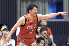 【三遠―琉球】第１クオーター途中から出場し、指示を出す三遠の柏木真介＝静岡・浜松アリーナ（大賀章好撮影）