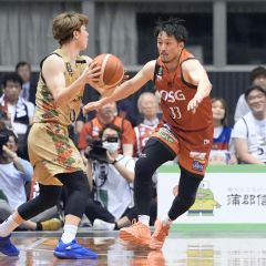 【三遠―琉球】第１クオーター途中から出場し、守備で相手にプレッシャーをかける三遠の柏木真介＝静岡・浜松アリーナ（大賀章好撮影）
