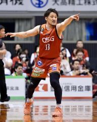 【三遠―琉球】第１クオーター途中から出場し、指示を出す三遠の柏木真介＝静岡・浜松アリーナ（大賀章好撮影）