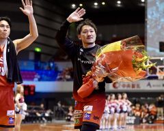 今季で現役を引退する柏木真介は花束を手に、涙を浮かべながら歓声に応えた＝静岡・浜松アリーナ（大賀章好撮影）