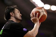 【三遠―琉球】試合前にウオーミングアップする三遠の柏木真介＝静岡・浜松アリーナ（大賀章好撮影）