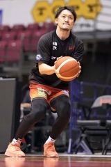 【三遠―琉球】試合前にウオーミングアップする三遠の柏木真介＝静岡・浜松アリーナ（大賀章好撮影）