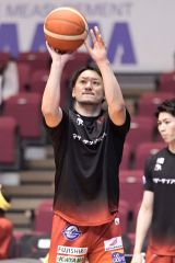 【三遠―琉球】試合前にウオーミングアップする三遠の柏木真介＝静岡・浜松アリーナ（大賀章好撮影）