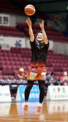 【三遠―琉球】試合前にウオーミングアップする三遠の柏木真介＝静岡・浜松アリーナ（大賀章好撮影）