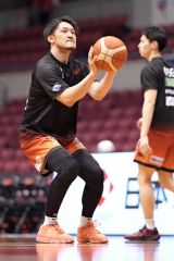 【三遠―琉球】試合前にウオーミングアップする三遠の柏木真介＝静岡・浜松アリーナ（大賀章好撮影）