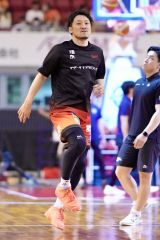 【三遠―琉球】試合前にウオーミングアップする三遠の柏木真介＝静岡・浜松アリーナ（大賀章好撮影）