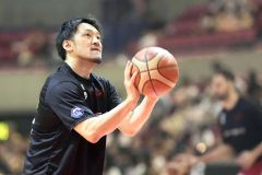 【三遠―琉球】試合前にウオーミングアップする三遠の柏木真介＝静岡・浜松アリーナ（大賀章好撮影）