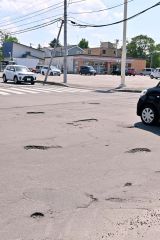 凍上により帯広市内の道路にはポットホールが多数発生している