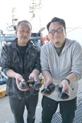 「大津の水産物を味わって」とＰＲする大津漁協の敦賀部会長（左）とＮＰＯ銀河ほんべつの松本事務局長