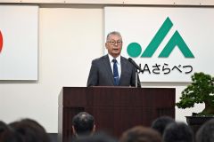 あいさつする梶浦組合長